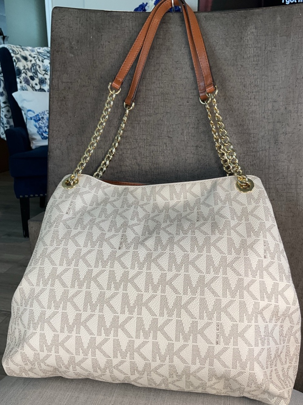 Michael Kors Raven Large Shoulder Tote in Vanilla Signature – Like New! - Picture 10 of 16